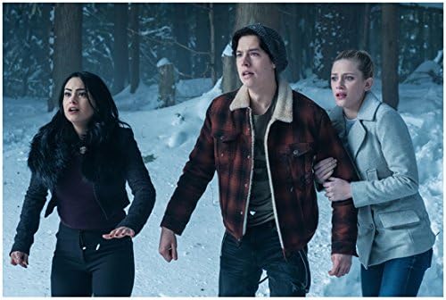 Riverdale (TV-Sorozat 2017 - ) 8 inch 10 hüvelykes FÉNYKÉP Cole Sprouse a Combok Között Camila Mendes & Lili Reinhart Hóban